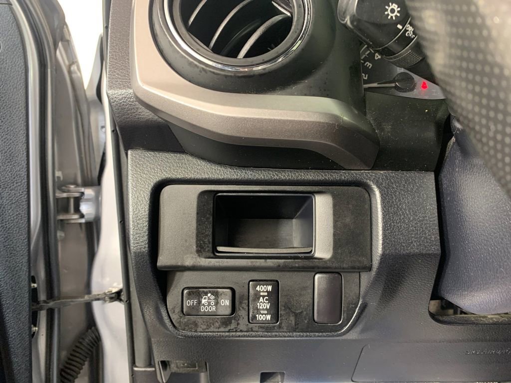 Used 2016 Toyota Tacoma Limited w/ Towing Package image 17