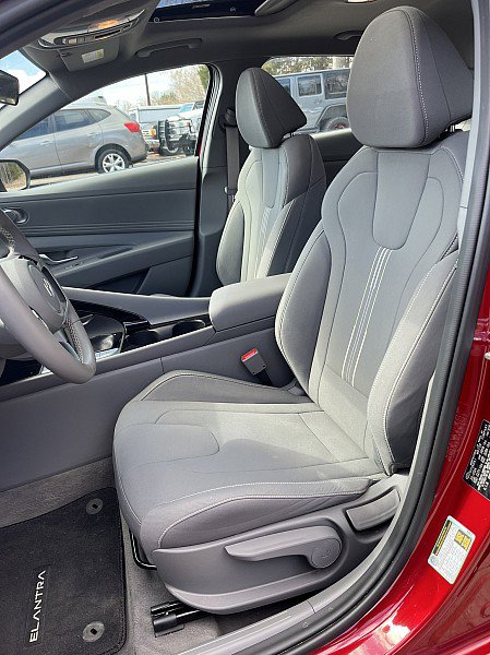 Used 2025 Hyundai Elantra SEL image 11