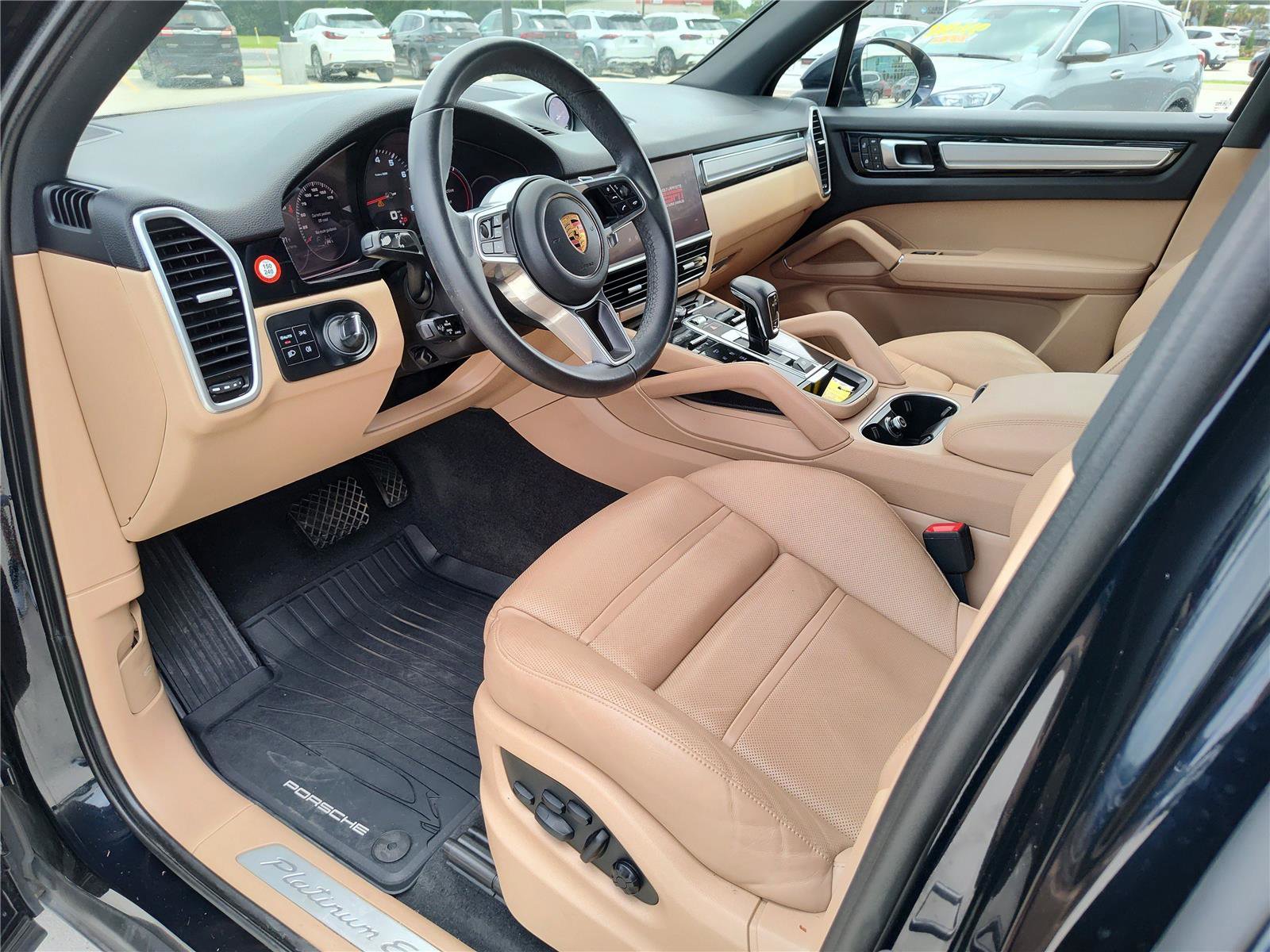 Used 2023 Porsche Cayenne Platinum Edition image 2