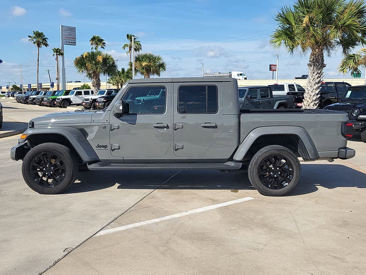 Used 2023 Jeep Gladiator Overland AWD/4WD image 11