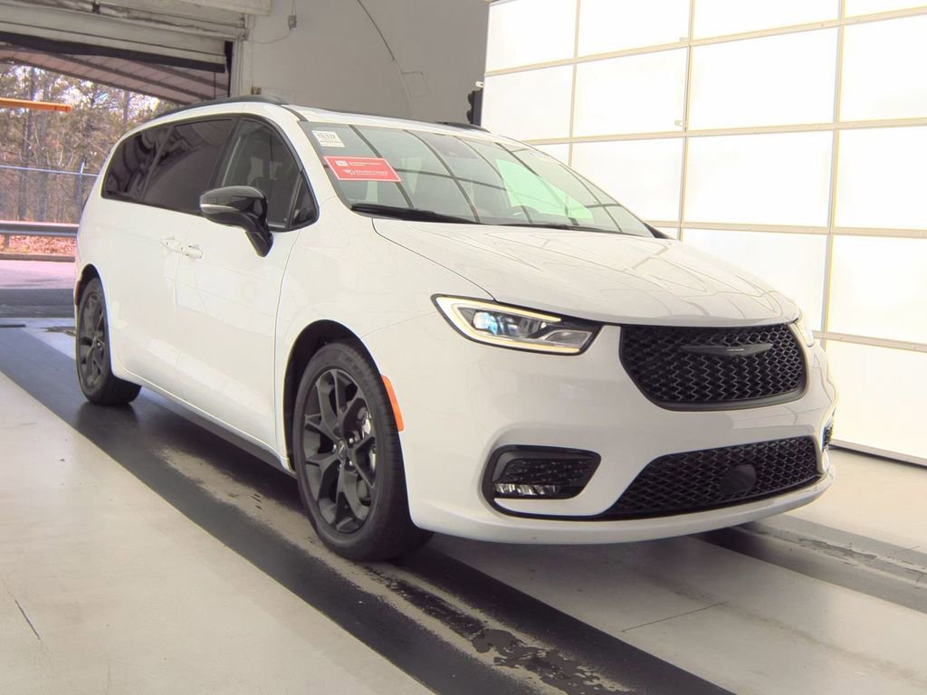 Used 2025 Chrysler Pacifica Limited image 1