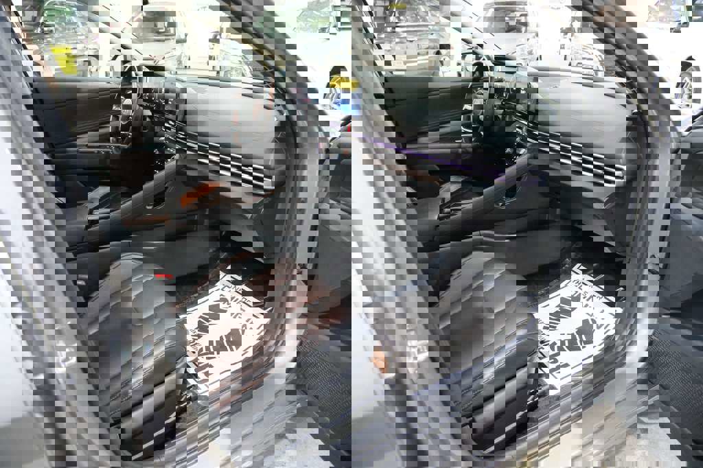 Used 2024 Hyundai Elantra Limited image 30