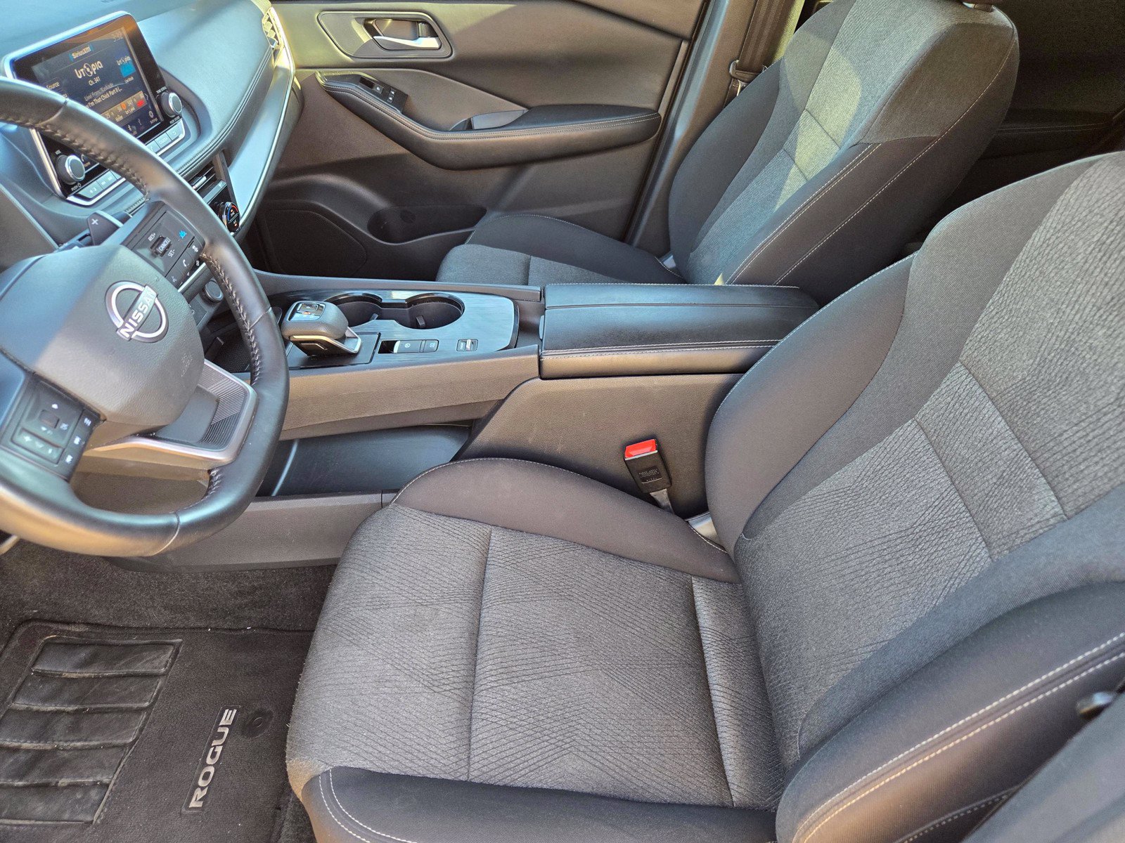 Used 2025 Nissan Rogue SV FWD image 13