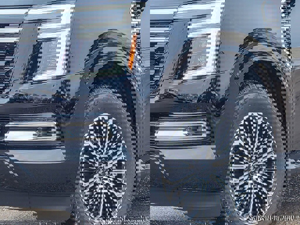 New 2026 Nissan Armada SL w/ Captain's Chari Seat Package image 3