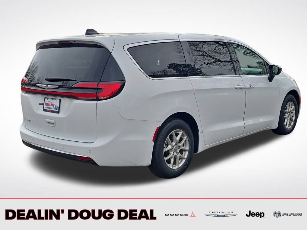 Used 2024 Chrysler Pacifica Touring-L FWD image 5