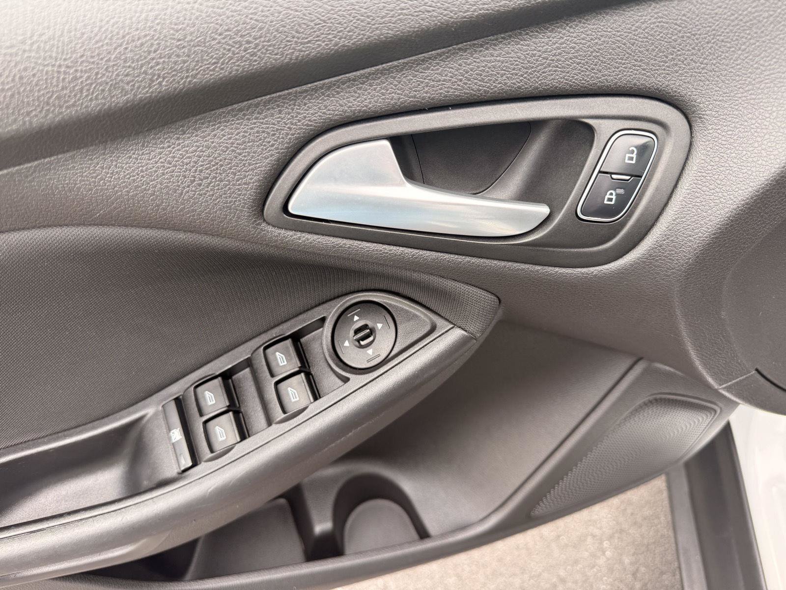 Used 2016 Ford Focus SE w/ SE Power Seat Package FWD image 13