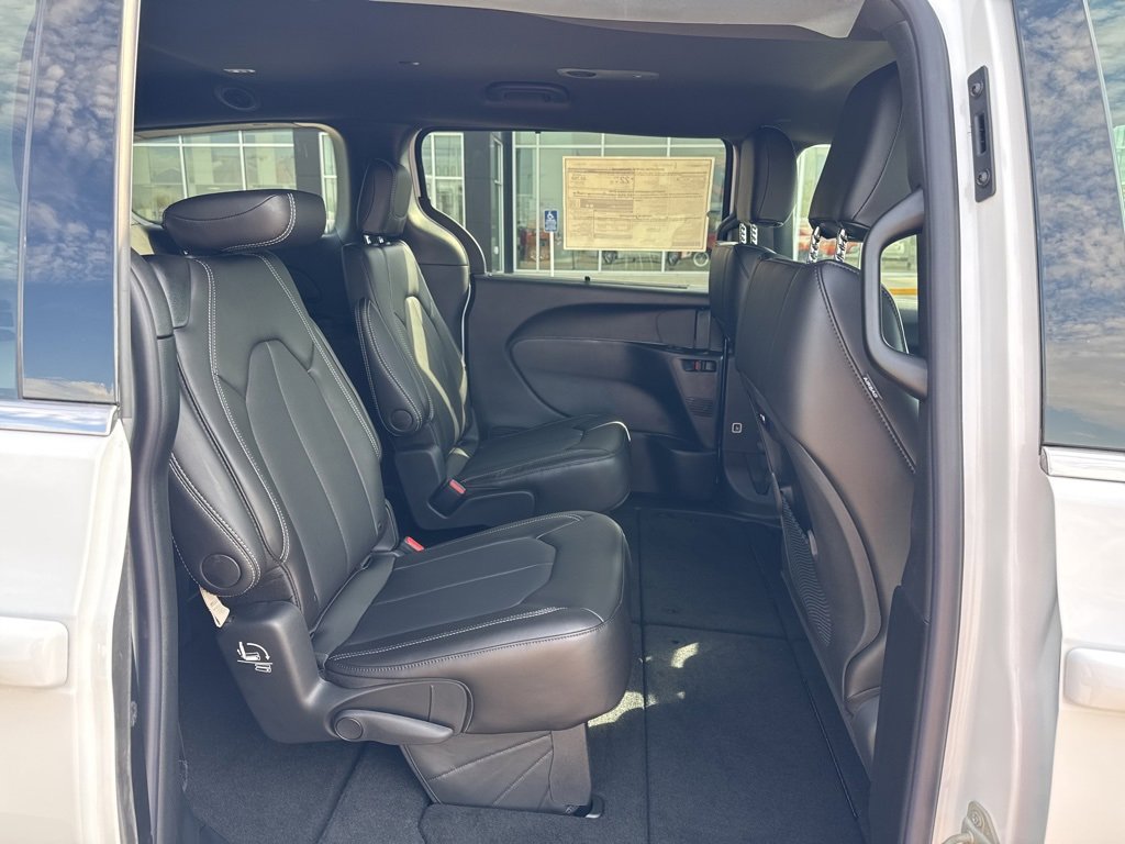 New 2026 Chrysler Pacifica Select image 30