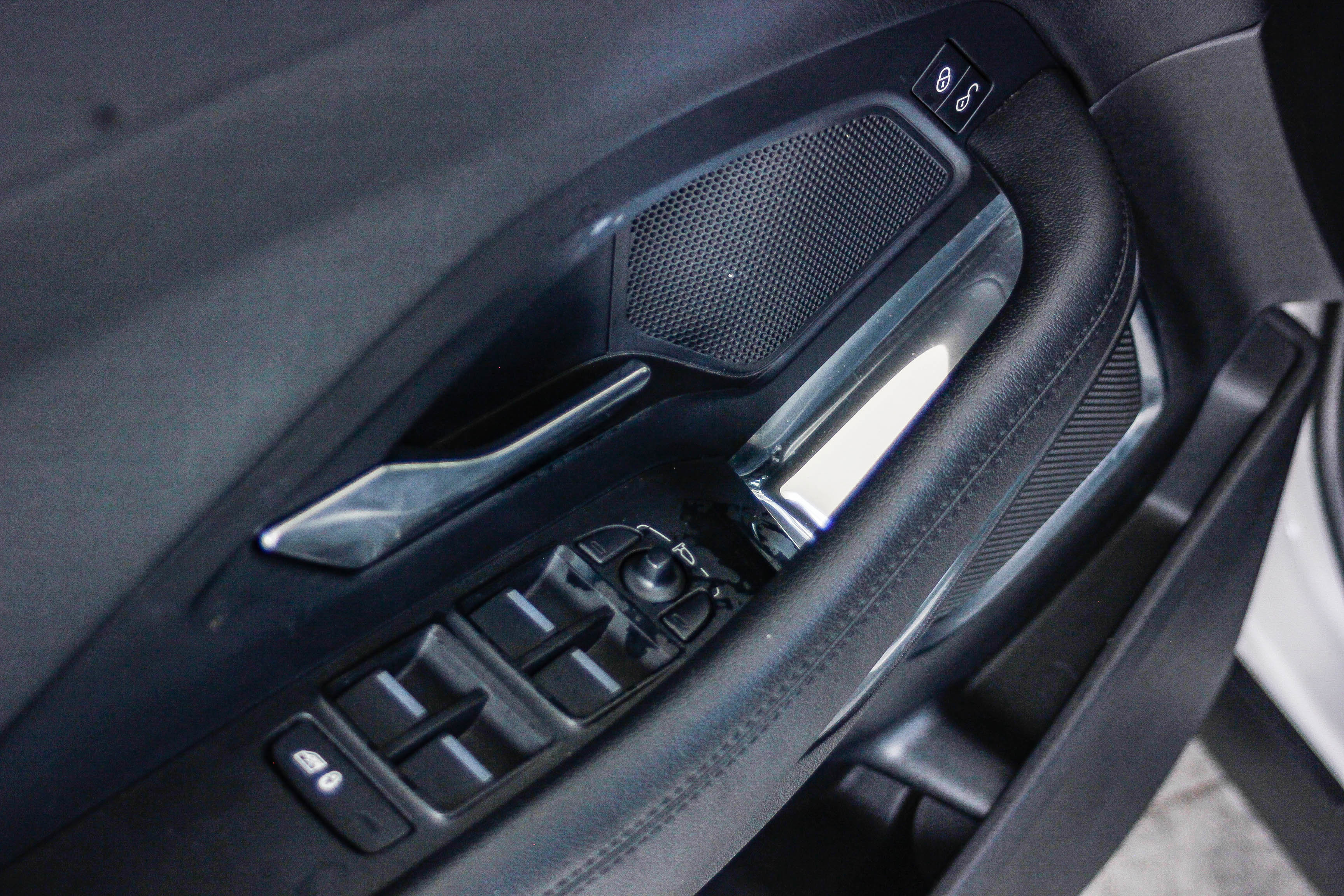 Used 2020 Jaguar E-PACE SE image 25