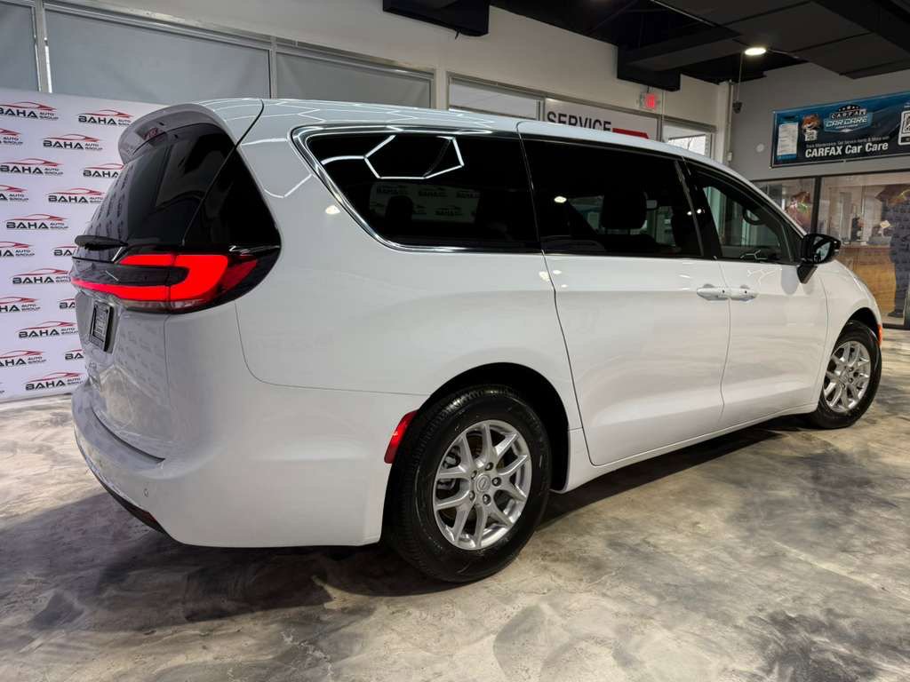 Used 2025 Chrysler Pacifica Select image 8