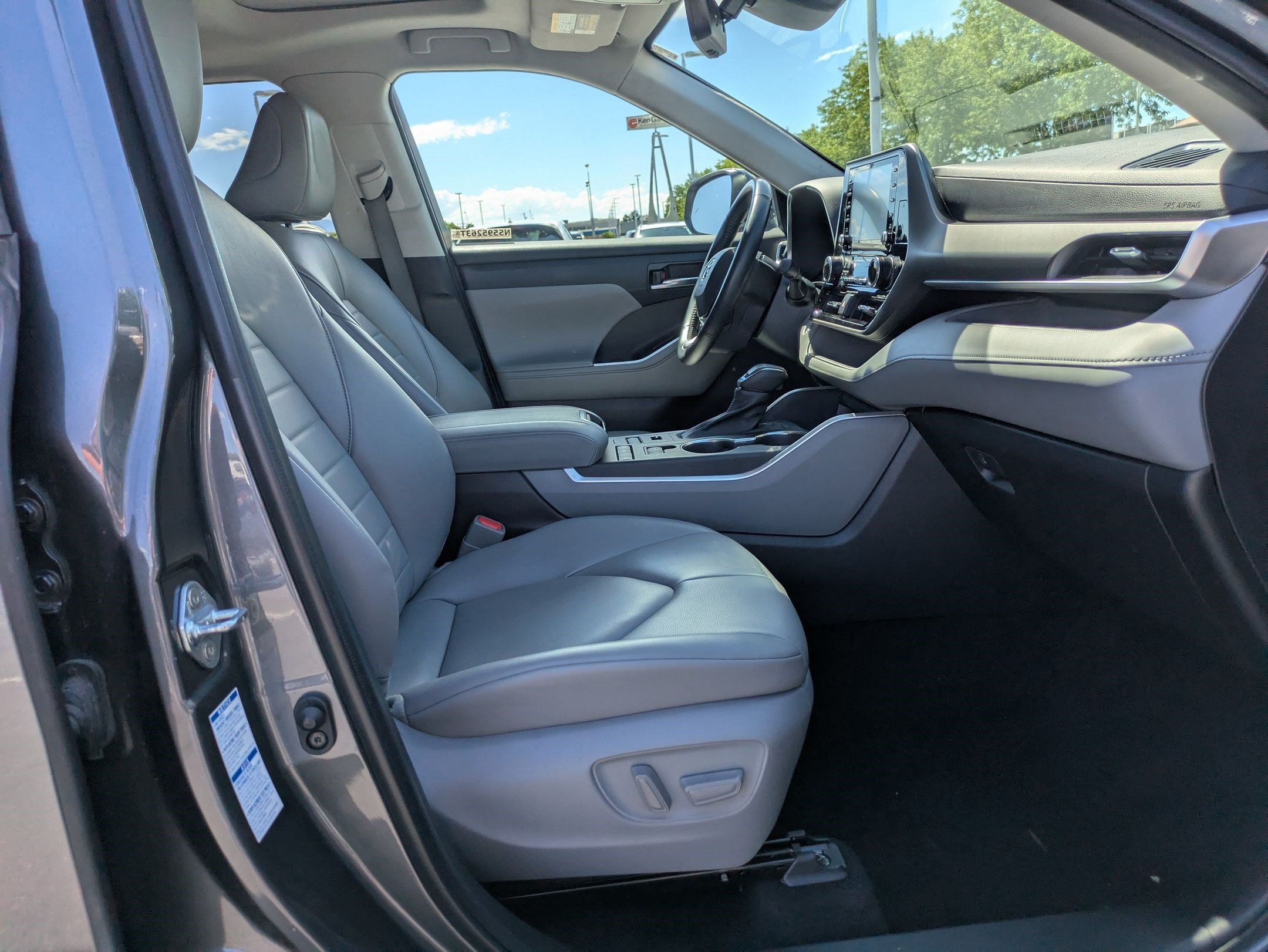 Used 2022 Toyota Highlander XLE AWD/4WD image 31