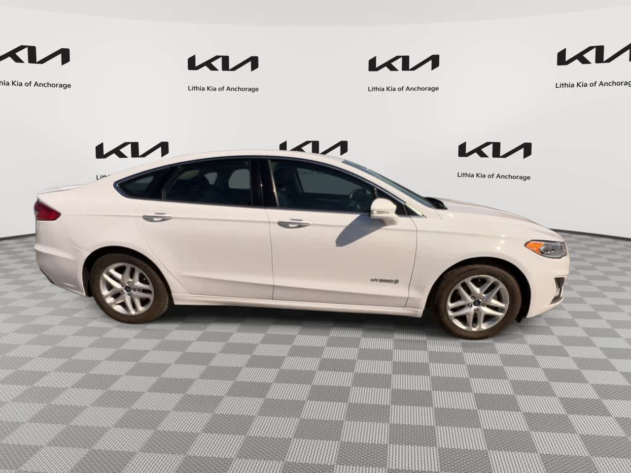 Used 2019 Ford Fusion Titanium FWD image 2