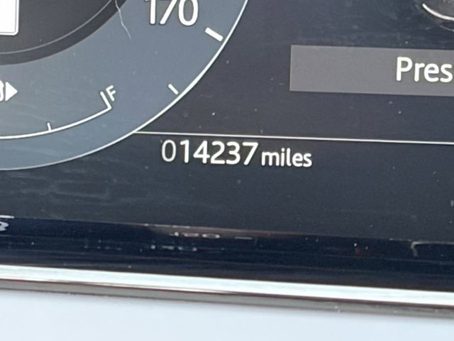 Used 2024 Land Rover Range Rover Evoque Dynamic SE image 12