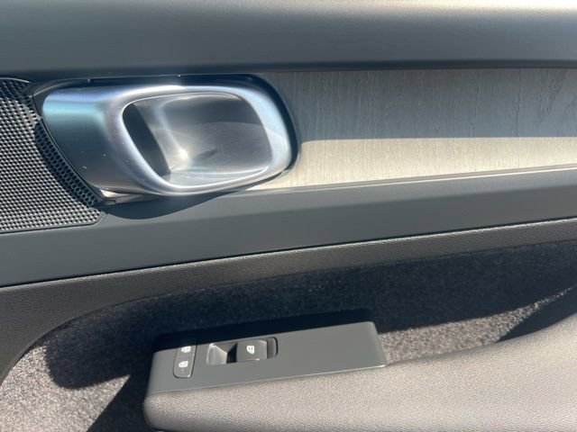 Used 2025 Volvo XC40 B5 Core w/ Climate Package image 30