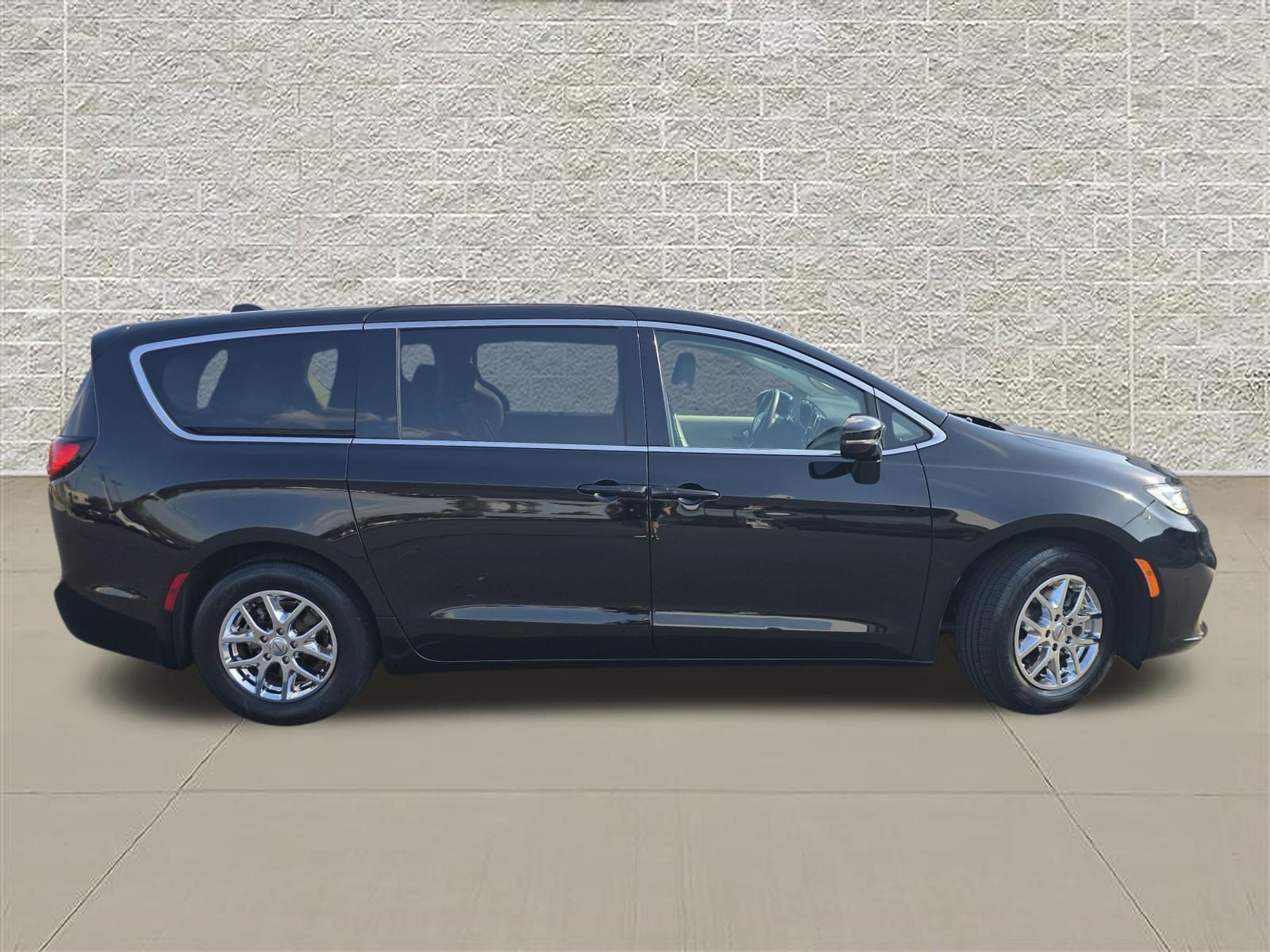 Used 2024 Chrysler Pacifica Touring-L FWD image 8