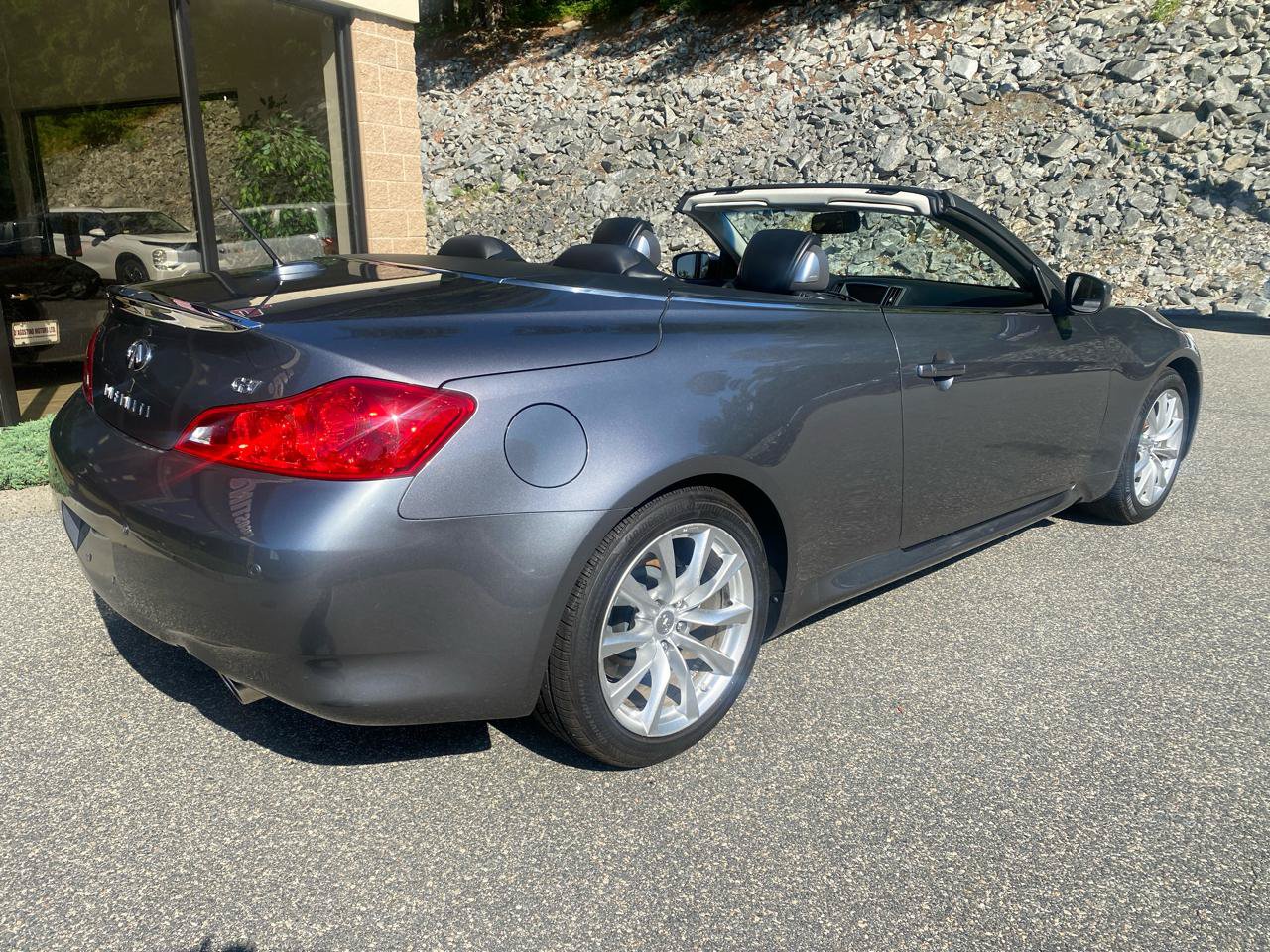 Used 2013 INFINITI G37 Convertible w/ Premium Pkg RWD image 2