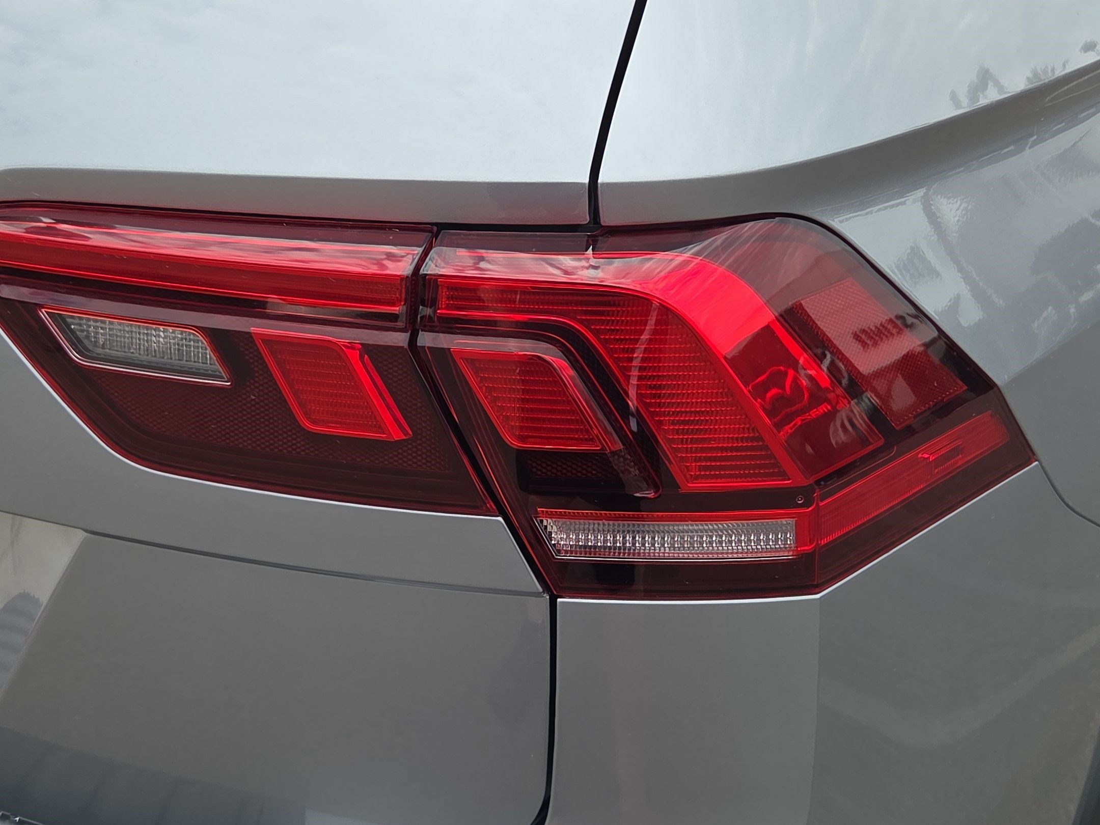 Used 2023 Volkswagen Tiguan SE R-Line FWD image 11