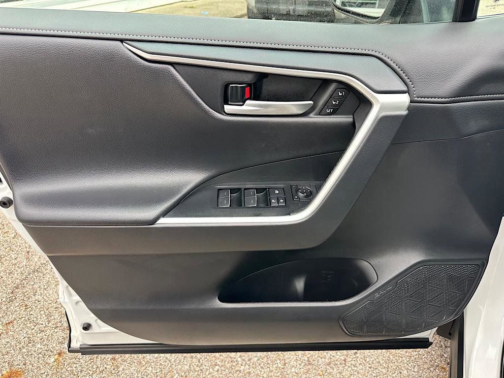 Used 2025 Toyota RAV4 Limited w/ Advanced Technology Package image 16