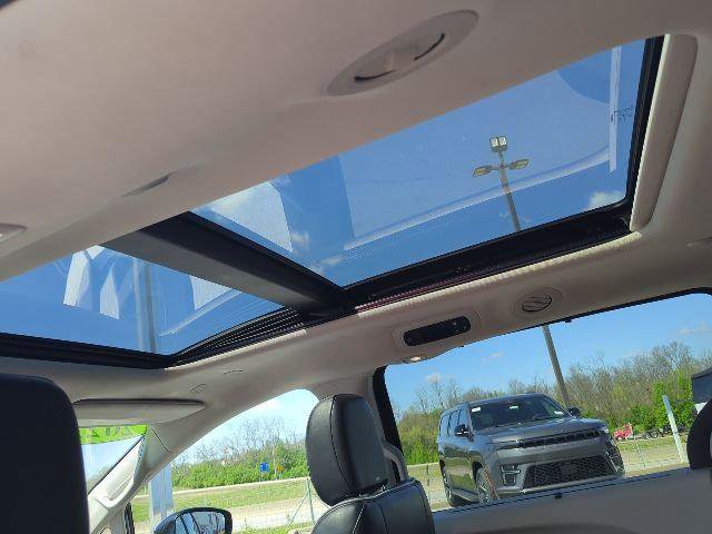 Certified 2023 Chrysler Pacifica Limited FWD image 12