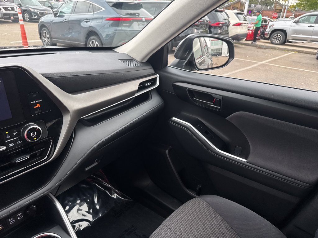 Used 2025 Toyota Highlander LE AWD/4WD image 30