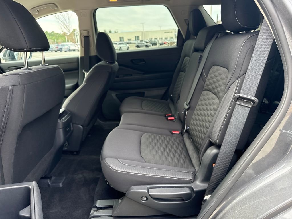 Used 2024 Nissan Pathfinder S image 24