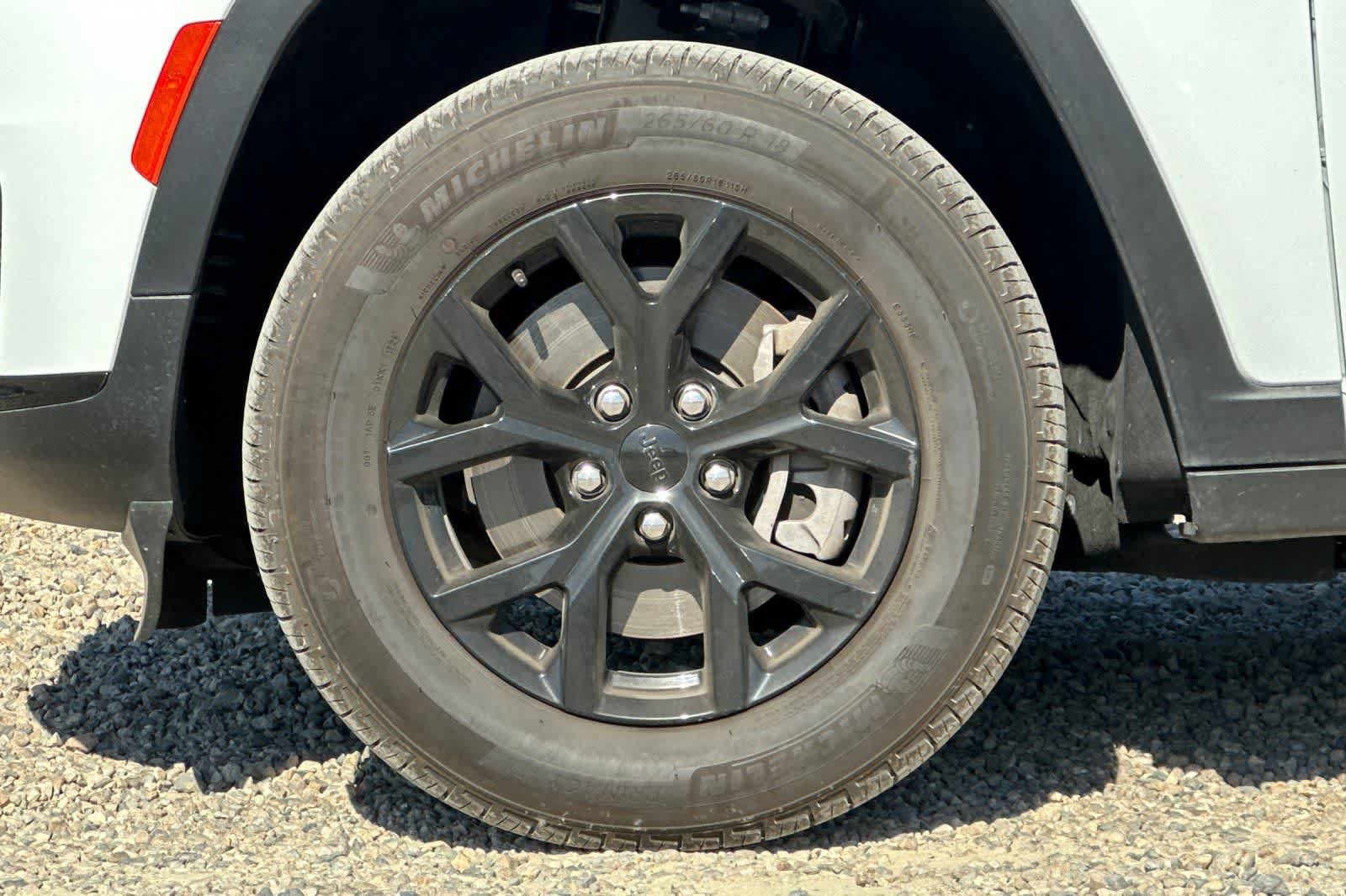 Used 2024 Jeep Grand Cherokee L Laredo RWD image 12