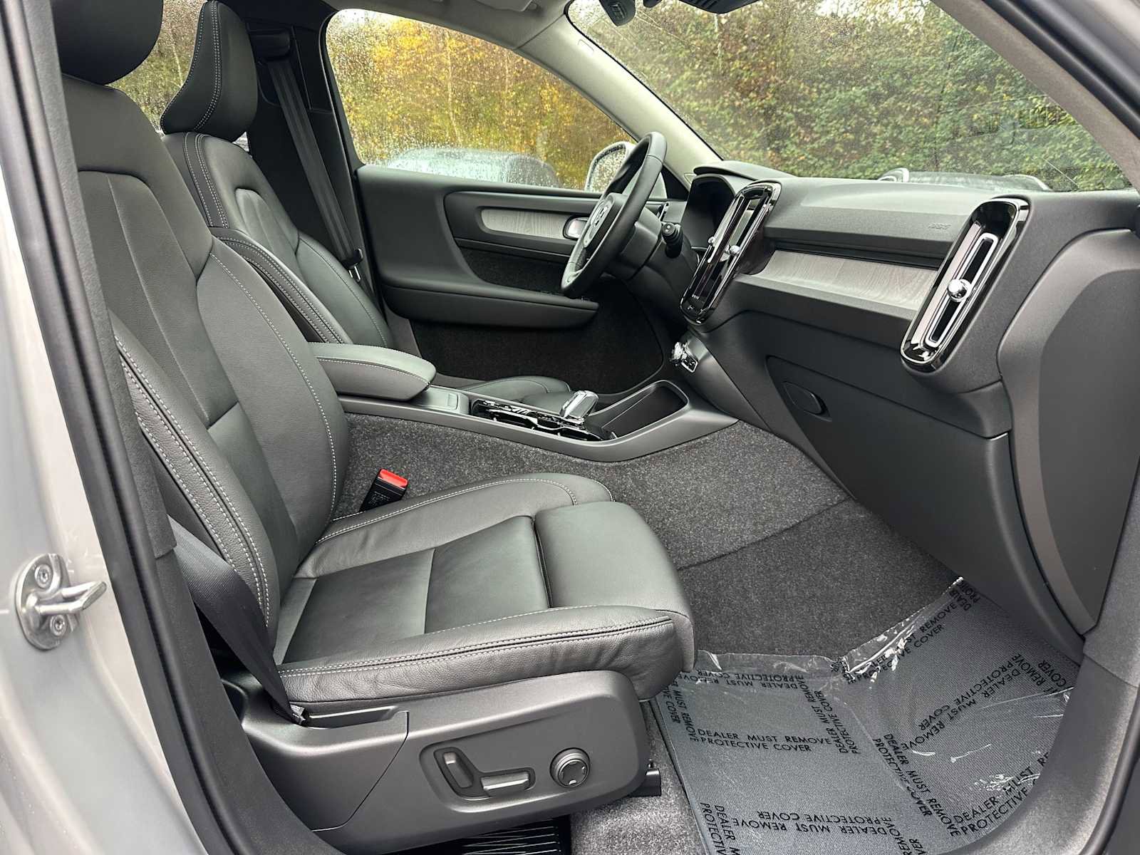 Used 2025 Volvo XC40 B5 Plus w/ Climate Package image 10