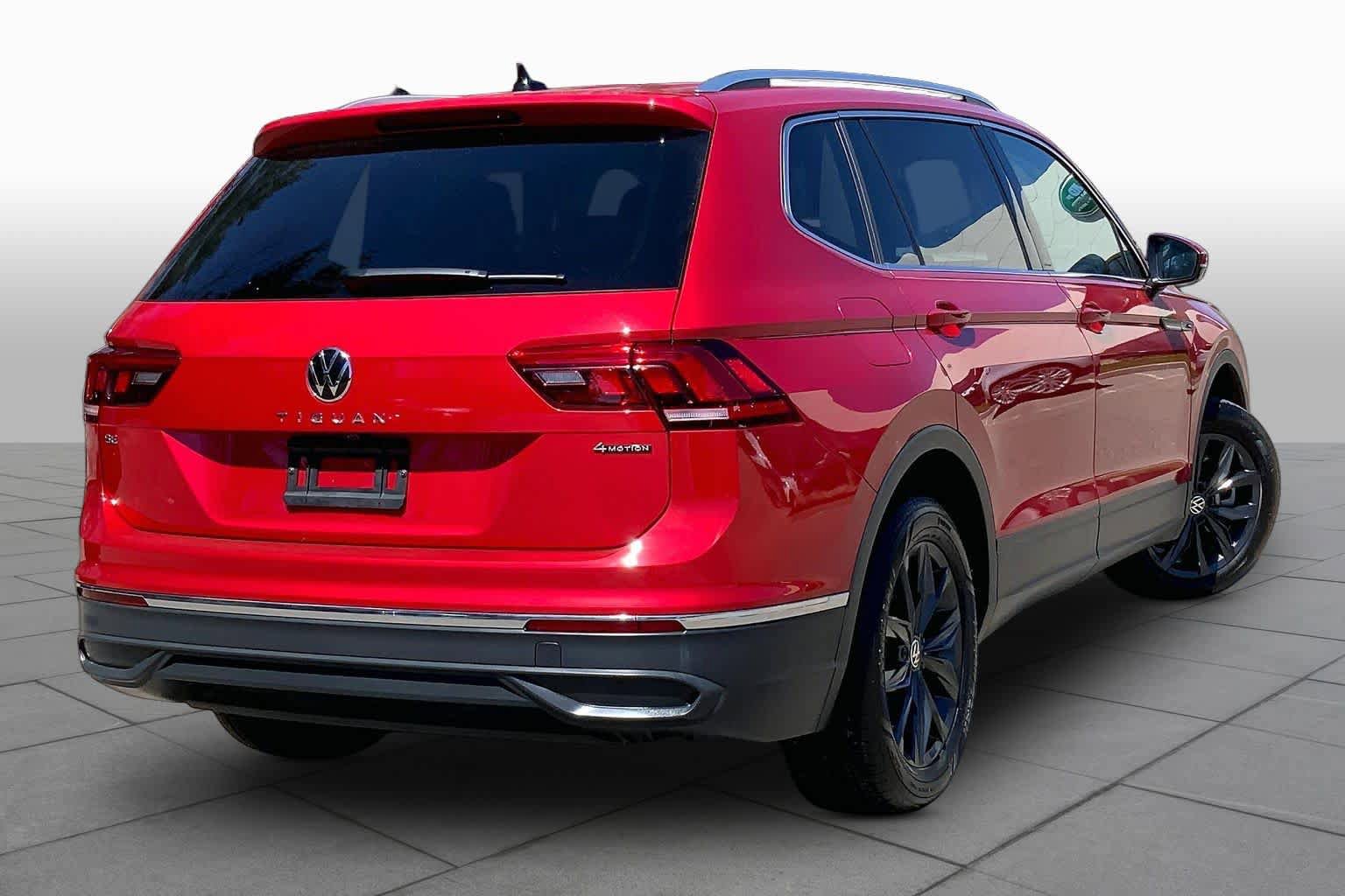 Used 2024 Volkswagen Tiguan SE w/ Panoramic Sunroof Package AWD/4WD image 13