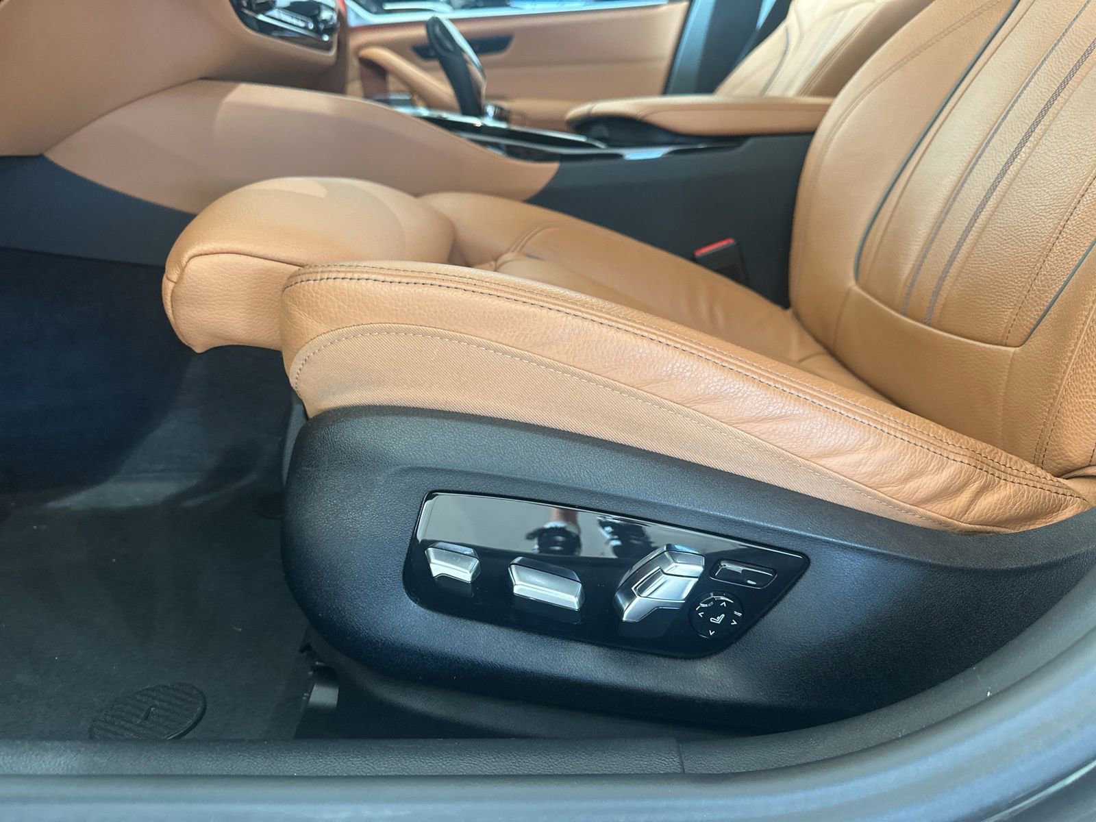 Used 2023 BMW M550i xDrive w/ Dynamic Handling Package image 15