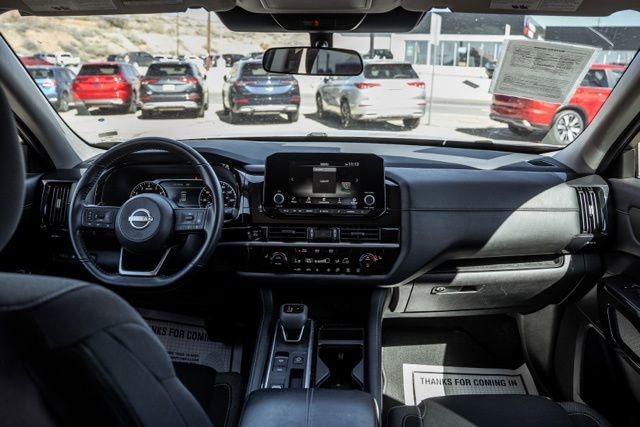 Used 2025 Nissan Pathfinder SV image 12