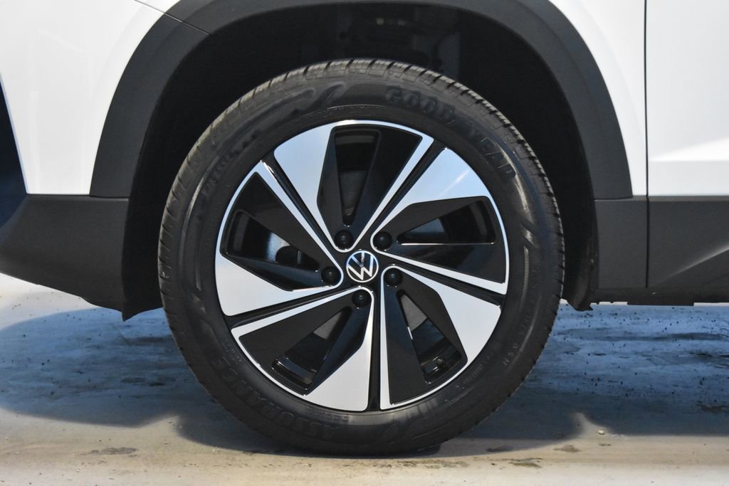 Certified 2025 Volkswagen Taos SE w/ Panoramic Sunroof Package image 22