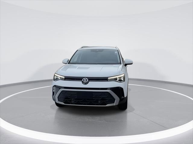 Used 2025 Volkswagen Taos SE image 3