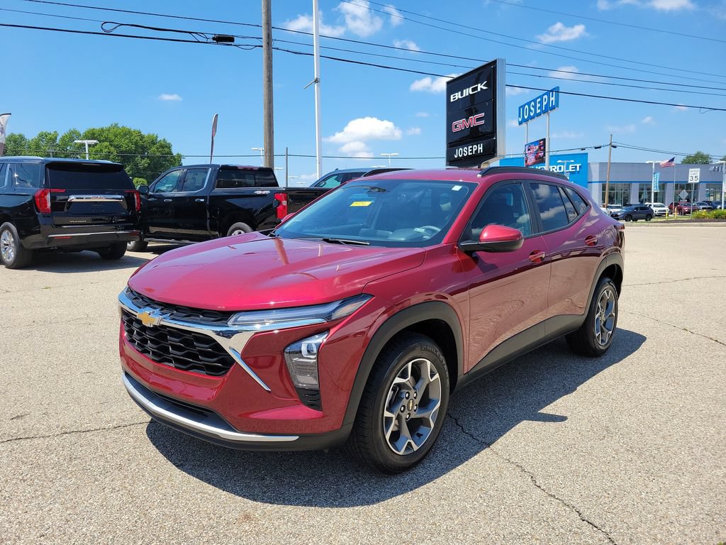 Used 2025 Chevrolet Trax LT FWD image 2