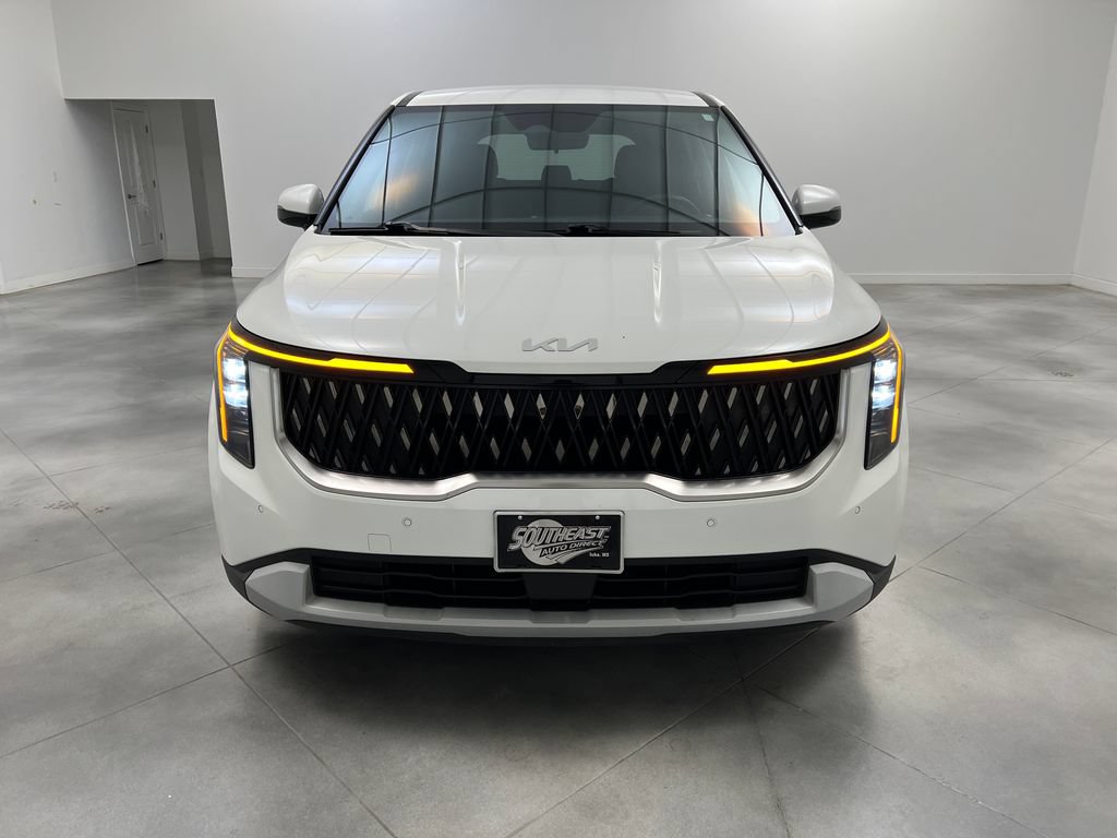Used 2025 Kia Carnival FWD image 3