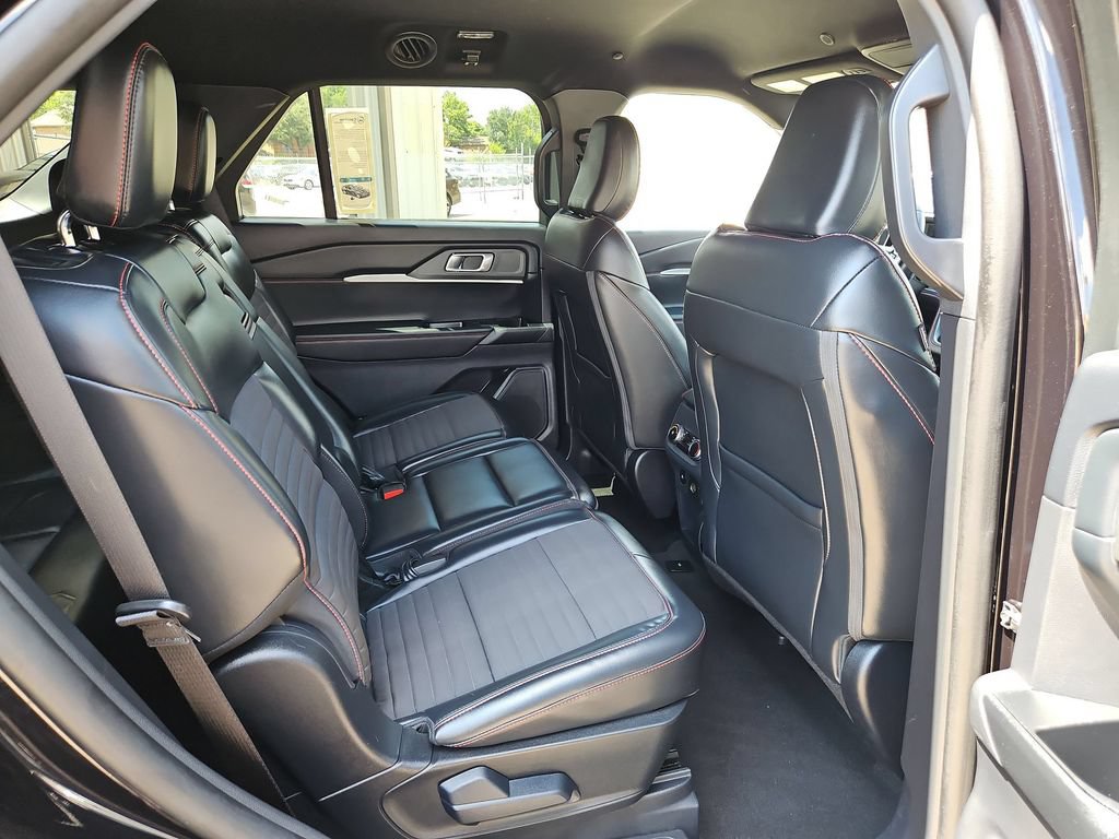 Used 2025 Ford Explorer ST-Line w/ ST-Line Street Pack AWD/4WD image 31