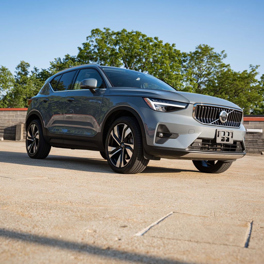 Certified 2023 Volvo XC40 B5 Plus w/ Driver Assist Package AWD/4WD image 7