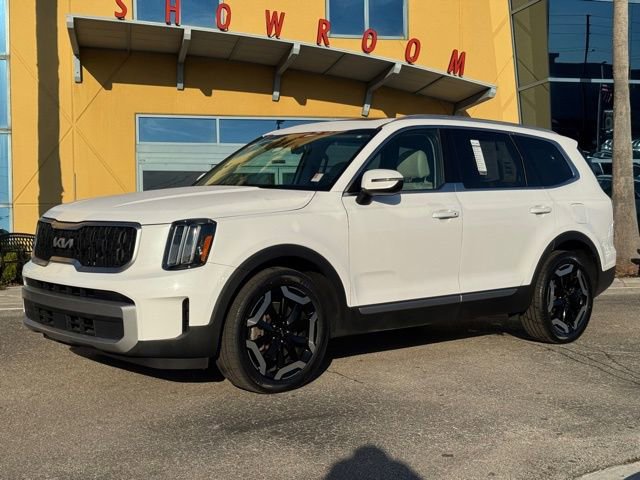 Used 2023 Kia Telluride EX w/ EX Captain's Chair Package image 2