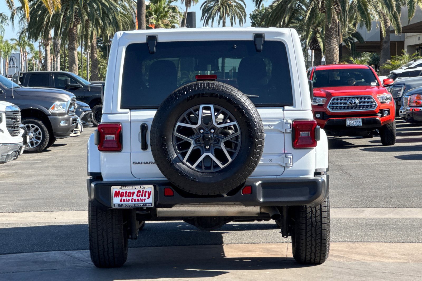 Used 2025 Jeep Wrangler Unlimited Sahara AWD/4WD image 5