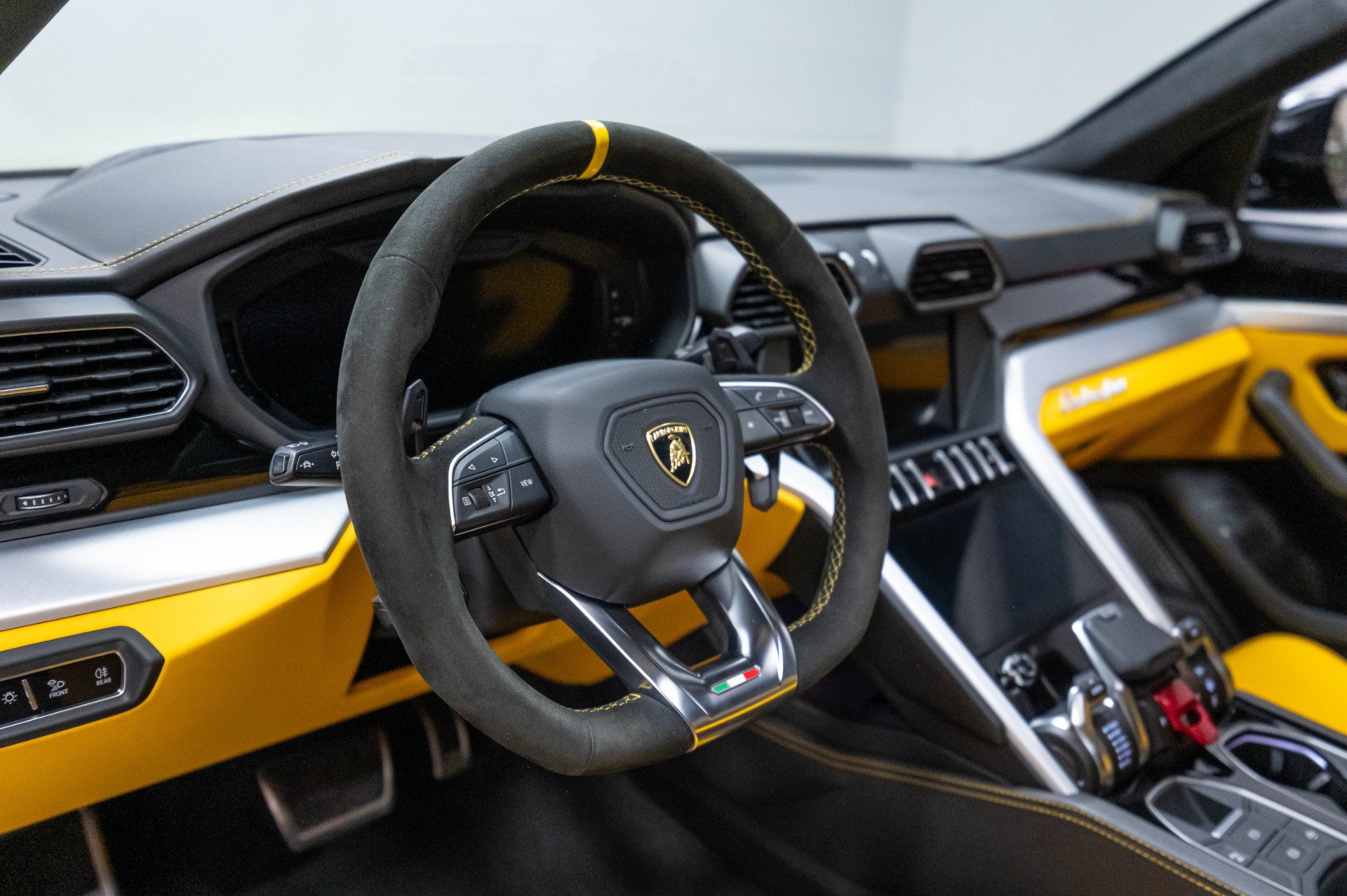 Used 2019 Lamborghini Urus AWD/4WD image 12