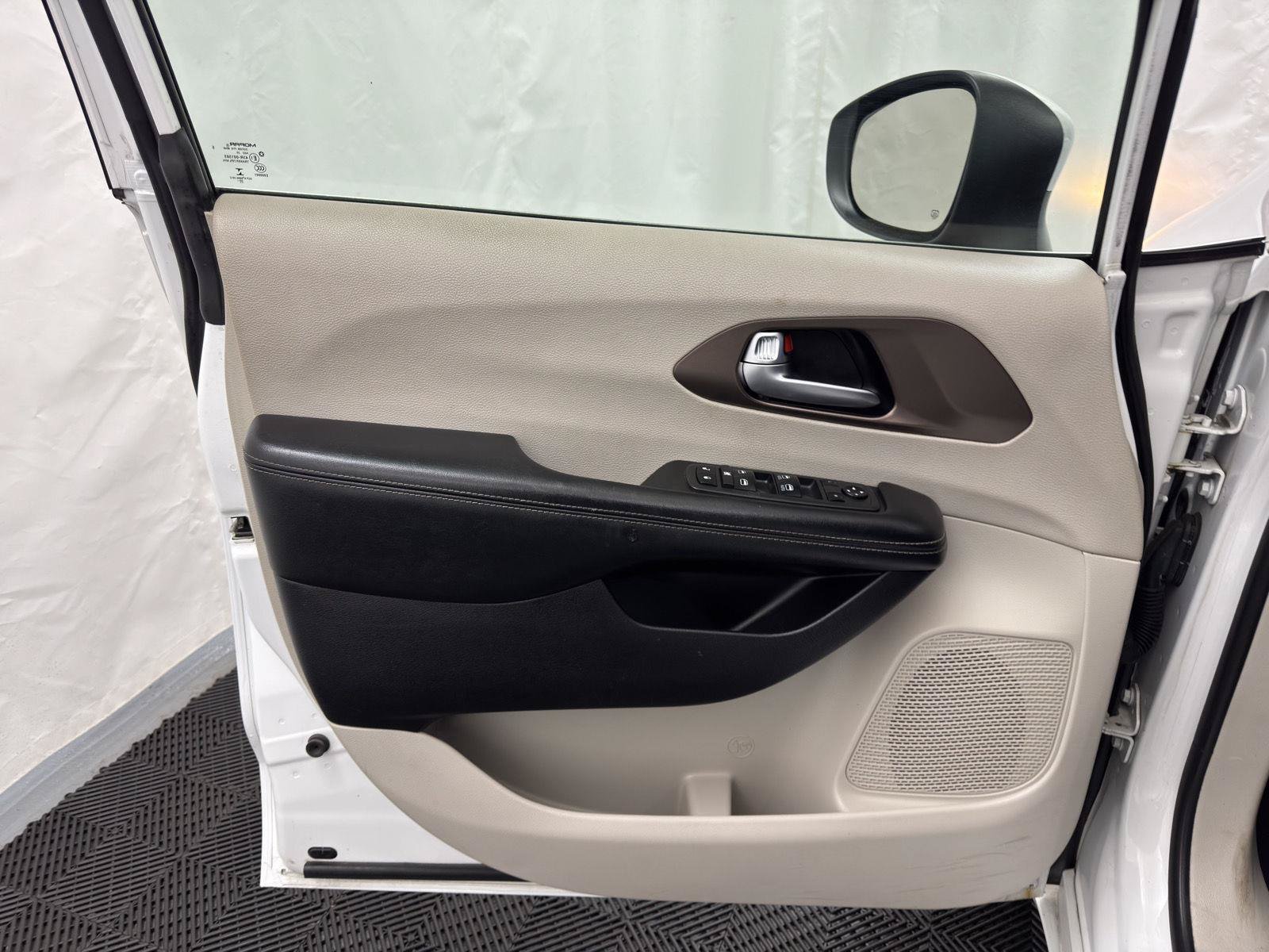 Used 2021 Chrysler Voyager Lxi FWD image 14