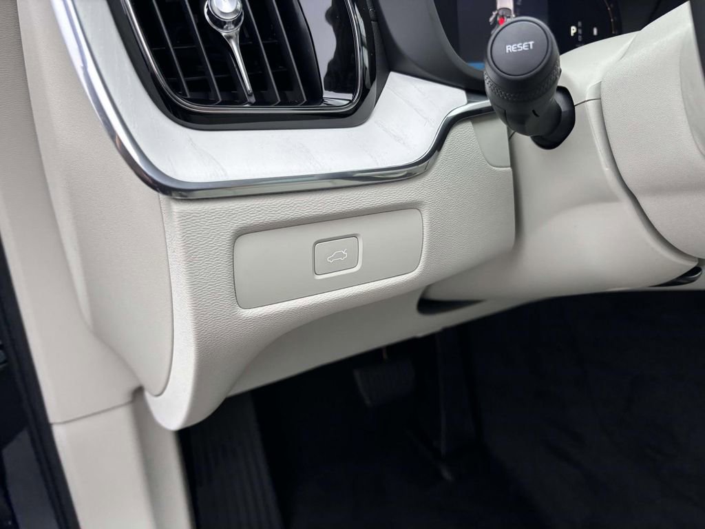 New 2026 Volvo XC60 B5 Ultra w/ Protection Package Premier image 14