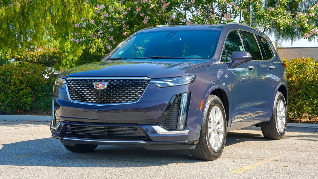 Used 2025 Cadillac XT6 Luxury FWD image 2