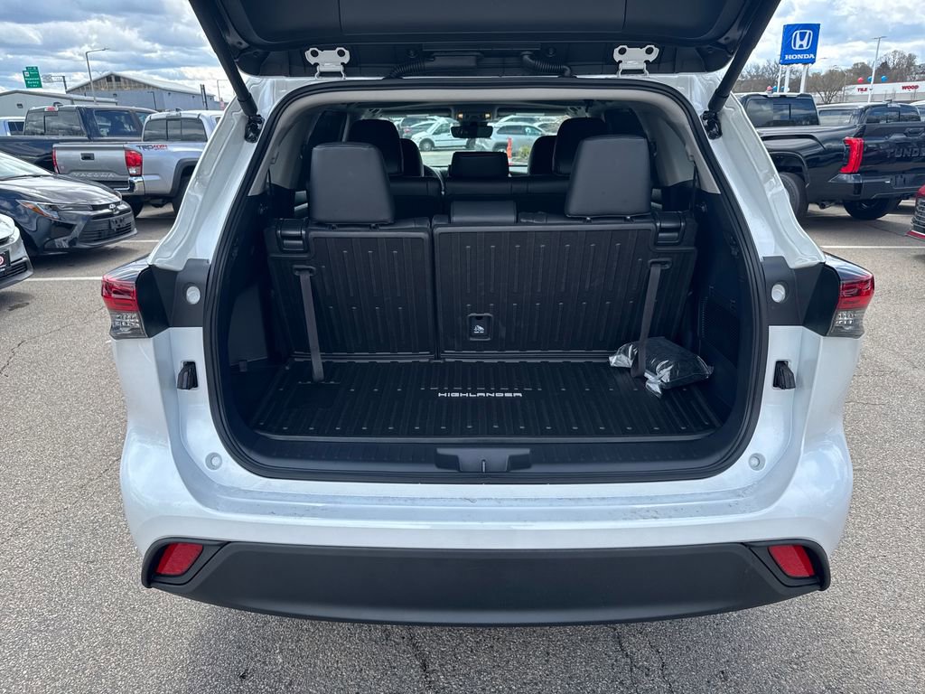Used 2026 Toyota Highlander XLE image 7