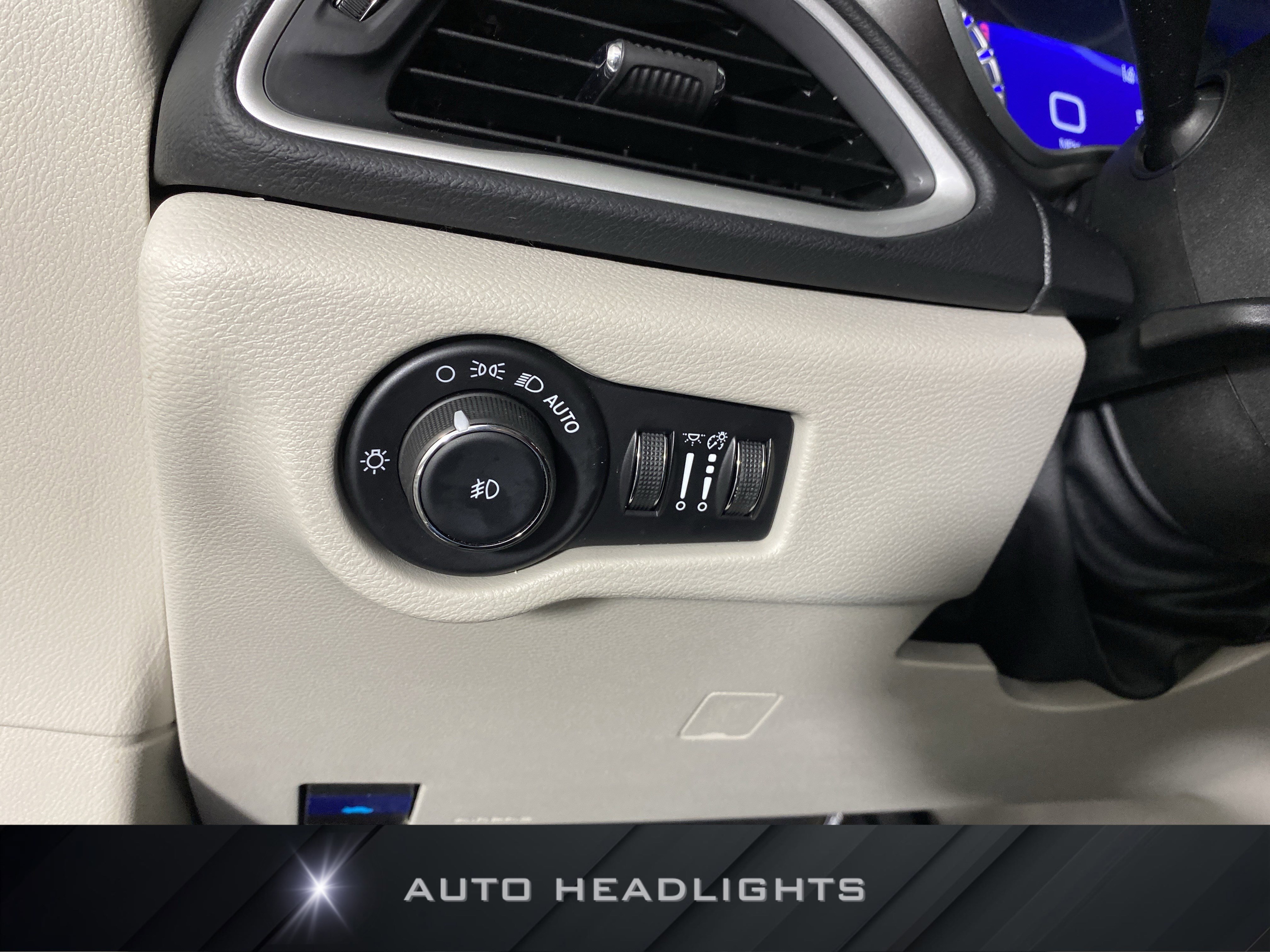 Used 2024 Chrysler Pacifica Touring-L image 24