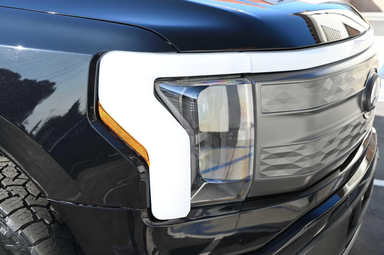 Used 2022 Ford F150 Lightning Lariat image 8