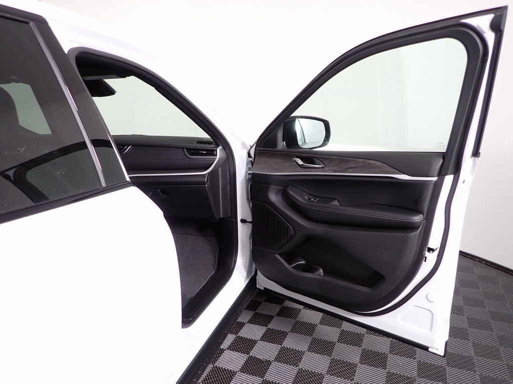 New 2025 Jeep Grand Cherokee Limited w/ Black Appearance Package image 38