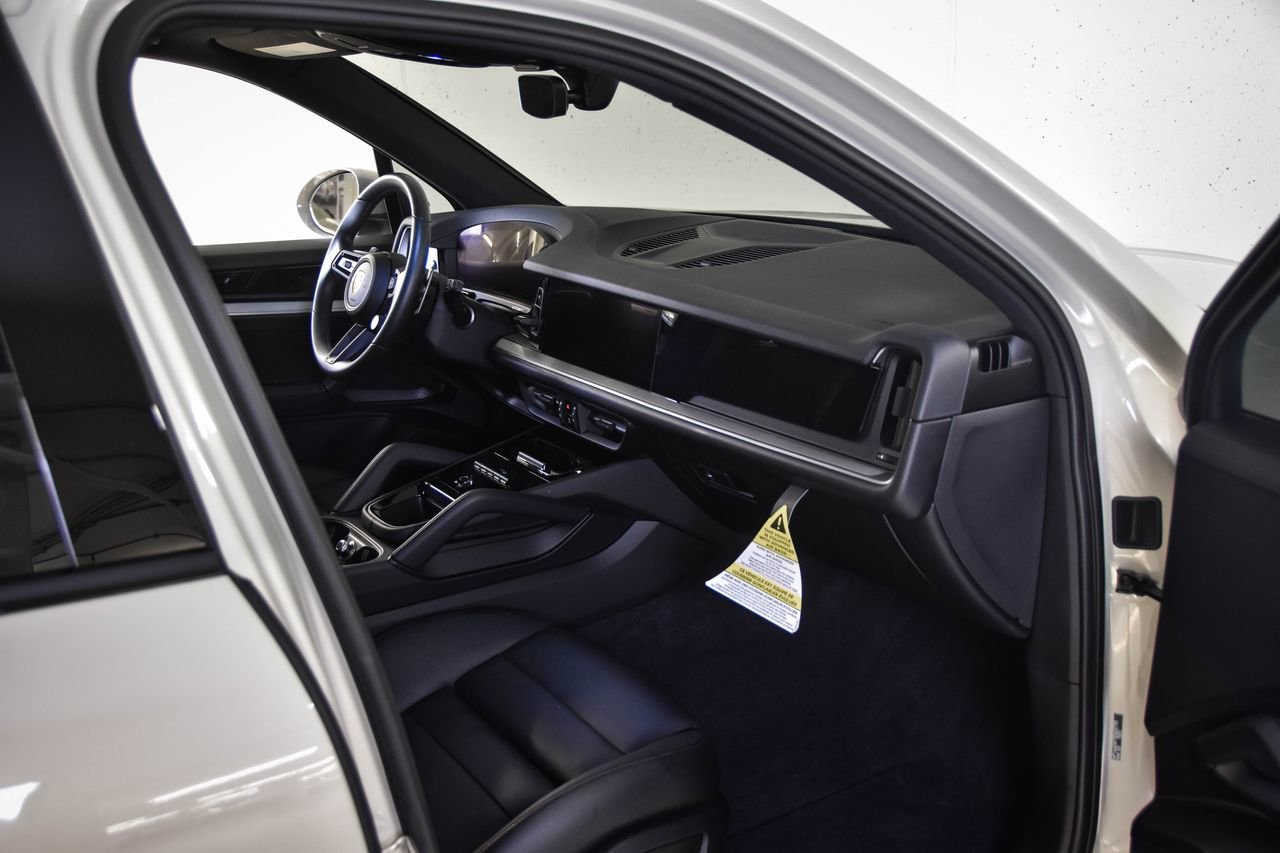 Certified 2025 Porsche Cayenne AWD/4WD image 26