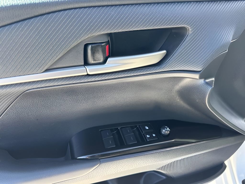 Used 2025 Toyota Camry SE image 24