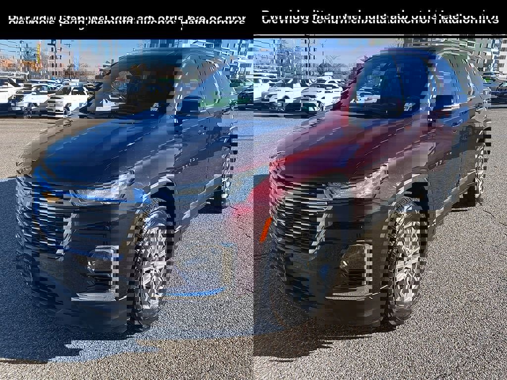 Used 2023 Chevrolet Traverse LT image 3