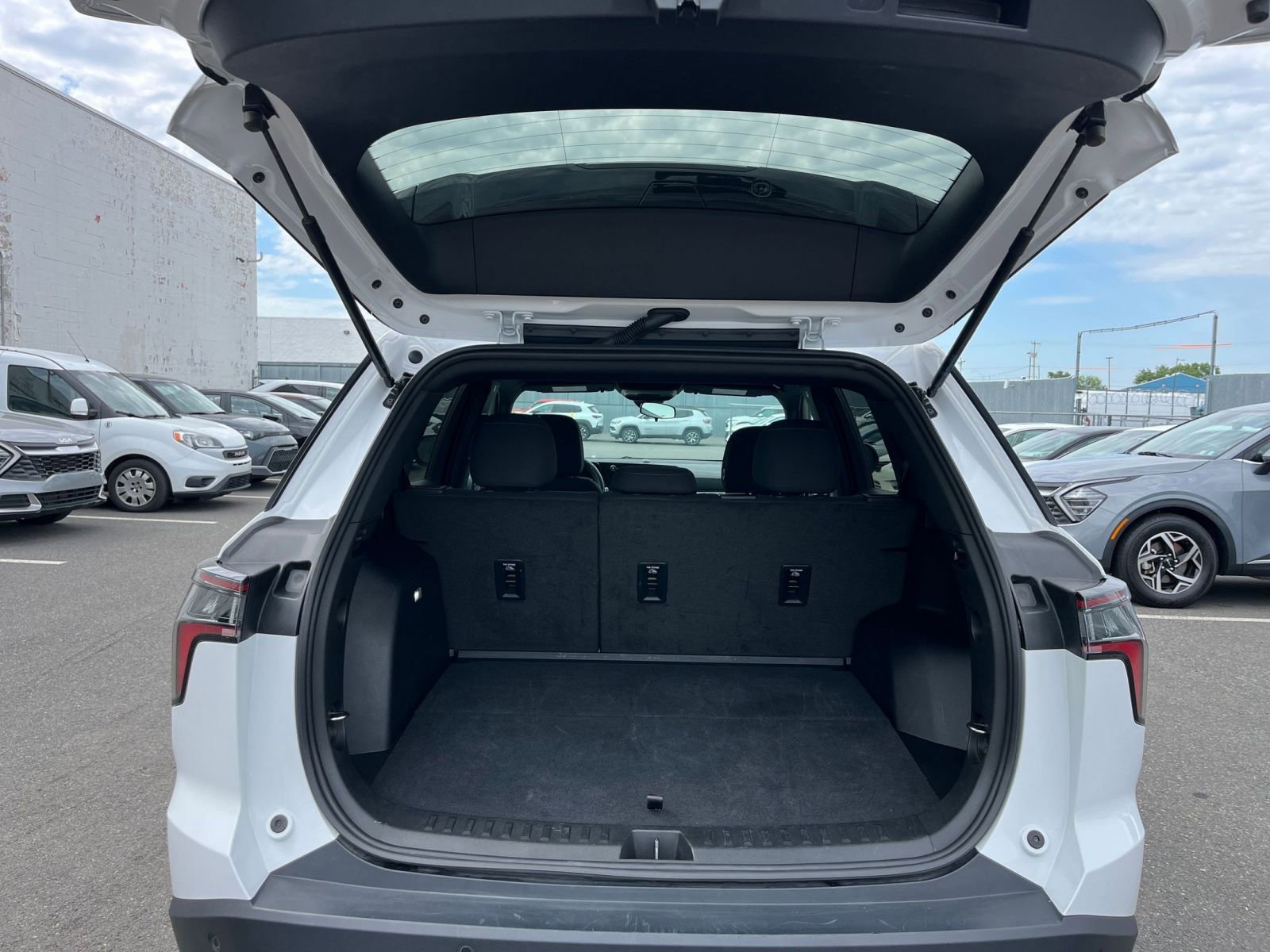 Used 2025 Chevrolet Equinox LT FWD image 31