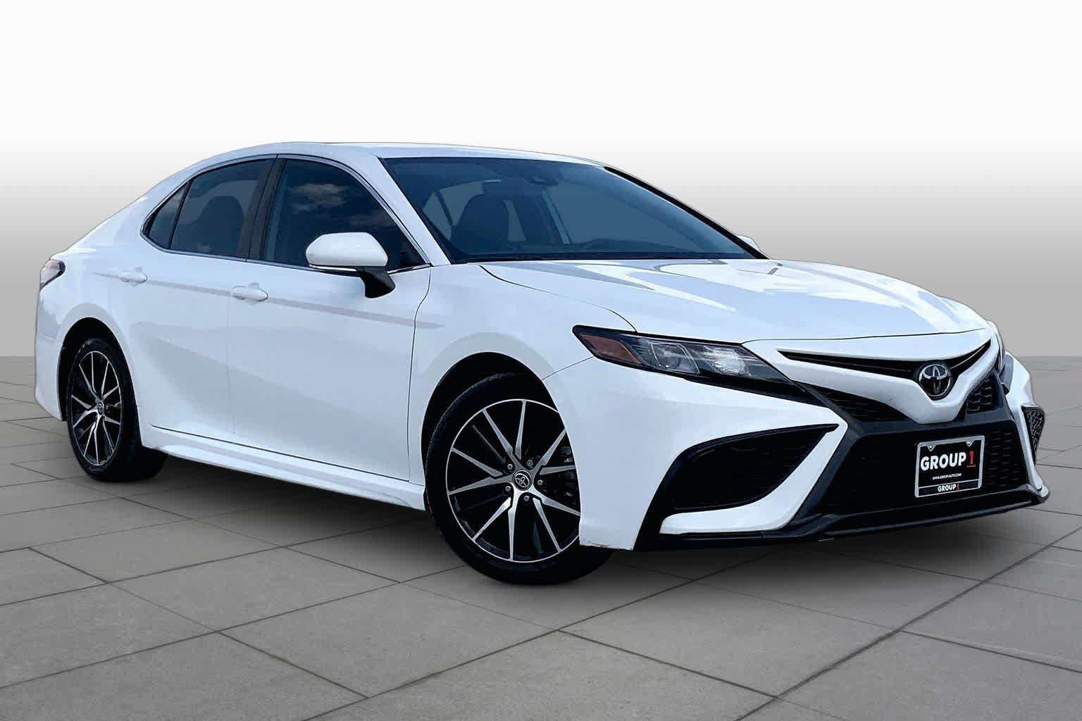 Used 2023 Toyota Camry SE FWD image 3